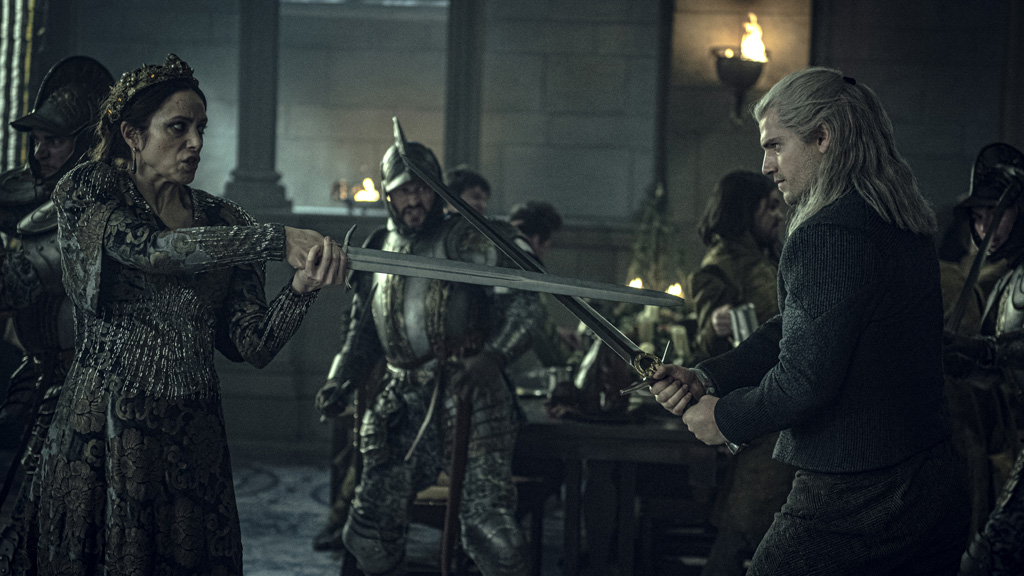 Calanthe, reina de Cintra, cruzando espadas con el brujo Geralt de Rivia.