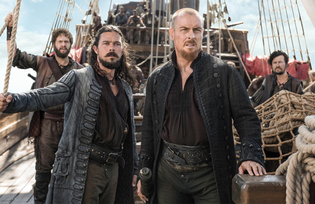 De izquierda a derecha, John Silver y el capitán Flint, personajes de la serie "Black Sails".