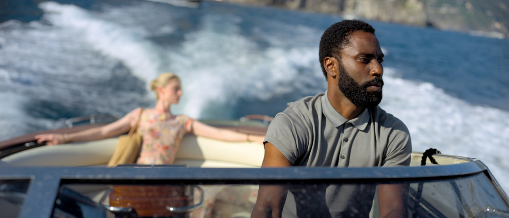 Fotograma de la película «Tenet» (Christopher Nolan, 2020), con John David Washington (primer plano) y Elizabeth Debicki.